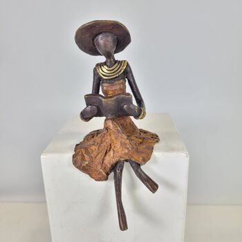Sculpture en bronze "Femme assise avec livrée et chapeau" de Soré | différentes tailles et couleurs 15