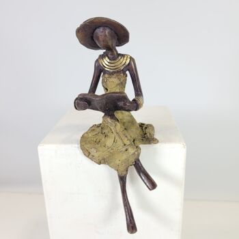 Sculpture en bronze "Femme assise avec livrée et chapeau" de Soré | différentes tailles et couleurs 16