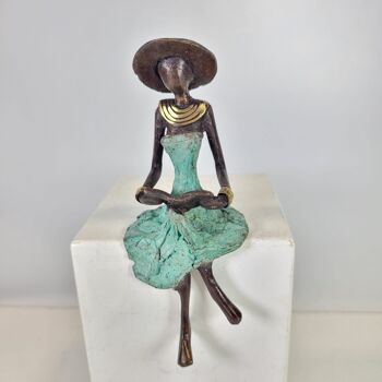 Sculpture en bronze "Femme assise avec livrée et chapeau" de Soré | différentes tailles et couleurs 18