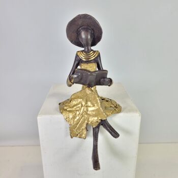 Sculpture en bronze "Femme assise avec livrée et chapeau" de Soré | différentes tailles et couleurs 19