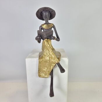 Sculpture en bronze "Femme assise avec livrée et chapeau" de Soré | différentes tailles et couleurs 25