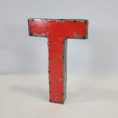 Lettera "T" realizzata con barili di petrolio riciclati | 22 o 50 cm| colori differenti