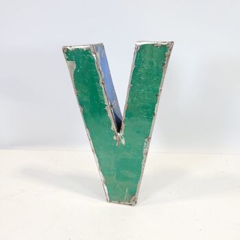 Lettre "V" fabriquée à partir de barils de pétrole recyclés | 22 ou 50 cm | Couleurs différentes 1
