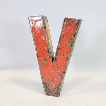 Lettre "V" fabriquée à partir de barils de pétrole recyclés | 22 ou 50 cm | Couleurs différentes 3