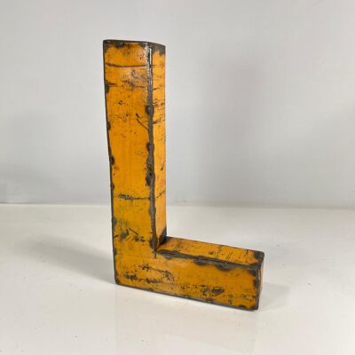 Lettera "L" realizzata con barili di petrolio riciclati | 22 o 50 cm| colori differenti