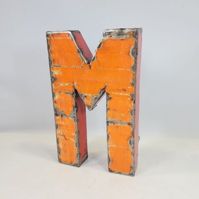 Lettera "M" realizzata con barili di petrolio riciclati | 22 o 50 cm| colori differenti