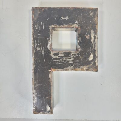 Lettre "P" fabriquée à partir de barils de pétrole recyclés | 22 ou 50 cm | Couleurs différentes