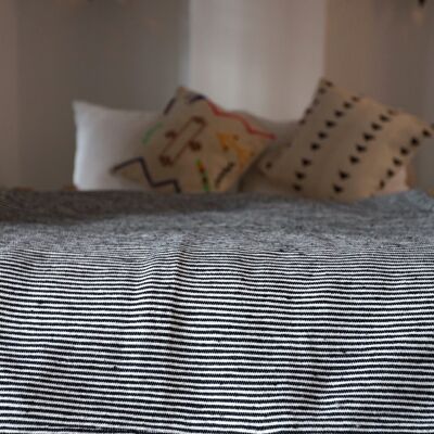Hand-woven recycled cotton throw with pompoms - 300 x 200 cm