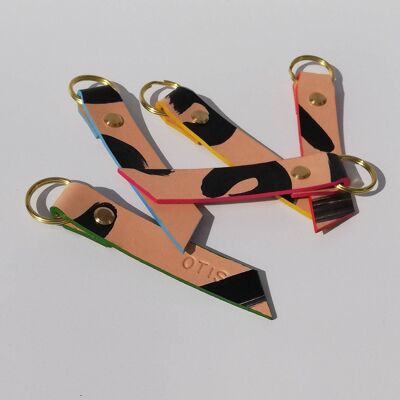 Handgefertigter Schlüsselanhänger aus Leder mit farbigem Rand