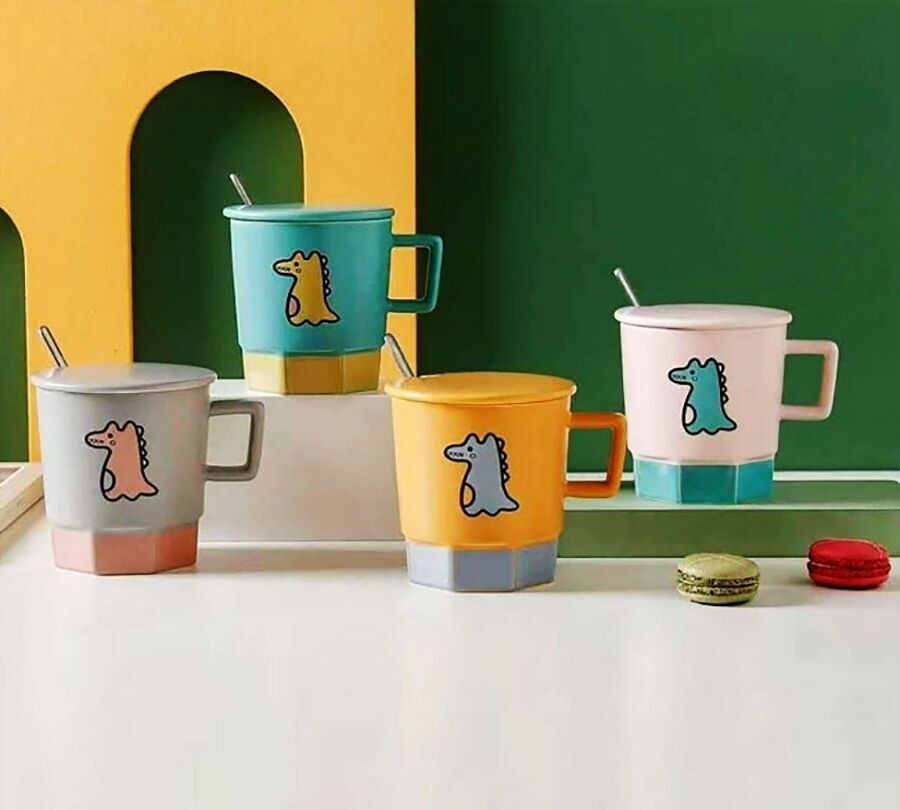 	"Tazza in ceramica "Dinosauro" con coperchio e cucchiaio in 4 combinazioni di colori. 	Dimensione: 9.5x10 cm Capacità: 350 ml LM-239
