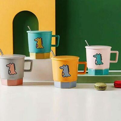 "  Mug en céramique "DINOSAURE" avec couvercle et cuillère en 4 combinaisons de couleurs.   Cote : 9.5x10 cm Capacité : 350 ml LM-239