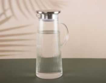 Carafe à eau en verre avec bande distinctive, couvercle et filtre en acier inoxydable. Capacité : 1 300 ml LLM-321