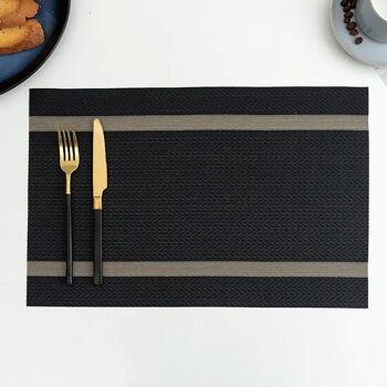 Set de table noir antidérapant et imperméable avec bande horizontale dorée. Dimension : 45x30cm LM-336A 1