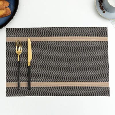 Set de table marron antidérapant et imperméable avec bande horizontale dorée. Dimension : 45x30cm LM-336D