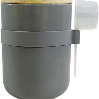Récipient en céramique avec couvercle en bois de bambou, fermeture hermétique, distributeur et sa base support de couleur grise.
Cote : 10.3x14.3 cm Capacité : 800 ml SD-161/162/163G