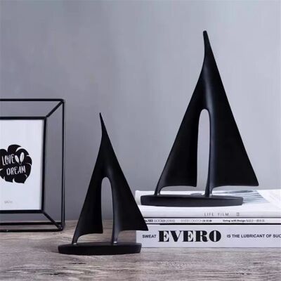Set de 2 adornos de mesa " BARCOS " fabricados en resina en diferentes tamaños en color negro. Dimensión: 13x20cm / 19x30cm SD-174