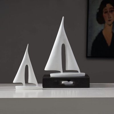 Set de 2 adornos de mesa " BARCOS " fabricados en resina en diferentes tamaños en color blanco. Dimensión: 13x20cm / 19x30cm SD-175