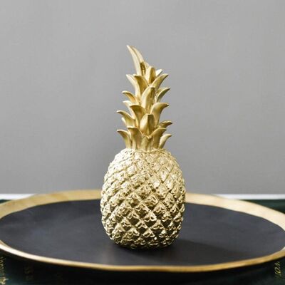 Ananas decorativo realizzato in resina dorata. 	Dimensione: 5.5x15 cm / 180 gr SD-182G