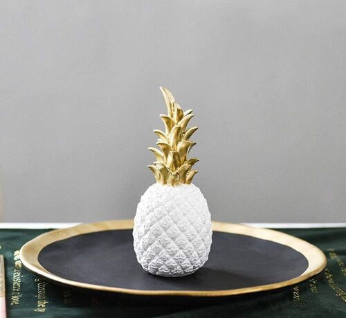 Decorative pineapple made of white resin. Dimension: 5.5x15cm / 180gr SD-182W
