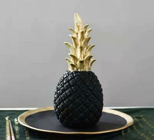 Decorative pineapple made of black resin. Dimension: 7,5x20cm / 290gr SD-183B