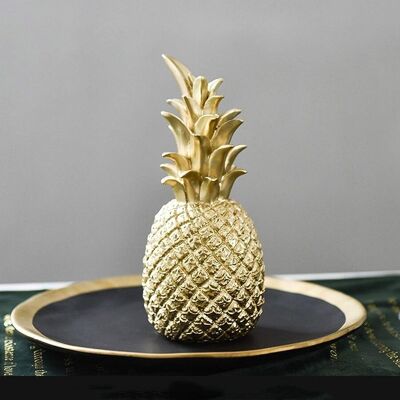 Ananas decorativo realizzato in resina dorata. Dimensione: 7,5x20cm / 290gr SD-183G