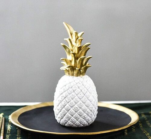 Decorative pineapple made of white resin. Dimension: 7,5x20cm / 290gr SD-183W