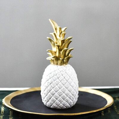 Decorative pineapple made of white resin. Dimension: 7,5x20cm / 290gr SD-183W