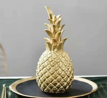 Ananas décoratif en résine dorée. Dimension : 9x25cm / 520gr SD-184G