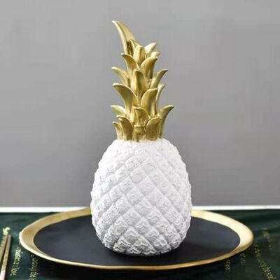 Decorative pineapple made of white resin. Dimension: 9x25cm / 520gr SD-184W