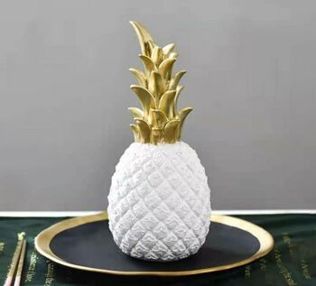 Ananas décoratif en résine blanche. Dimension : 9x25cm / 520gr SD-184W