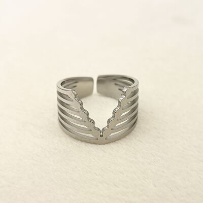 Silver multi line v ring