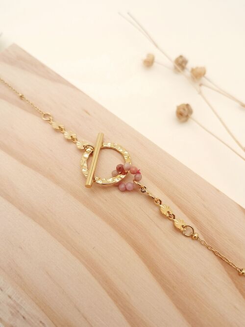 Bracelet chaîne dorée avec pierres roses et fermoir martelé