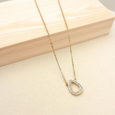 Gold necklace with drop-shaped pendant