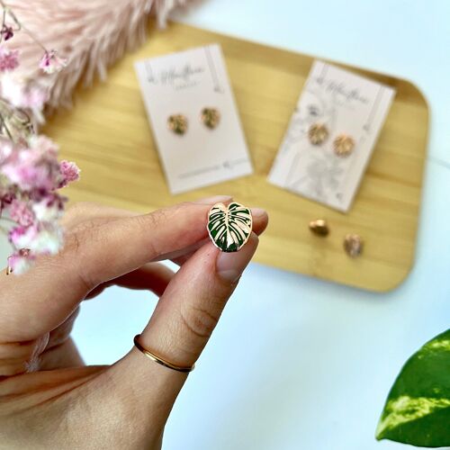 Monstera variegata Blatt Ohrstecker aus Hartemaille und Edelstahl | Zimmerpflanze Schmuck