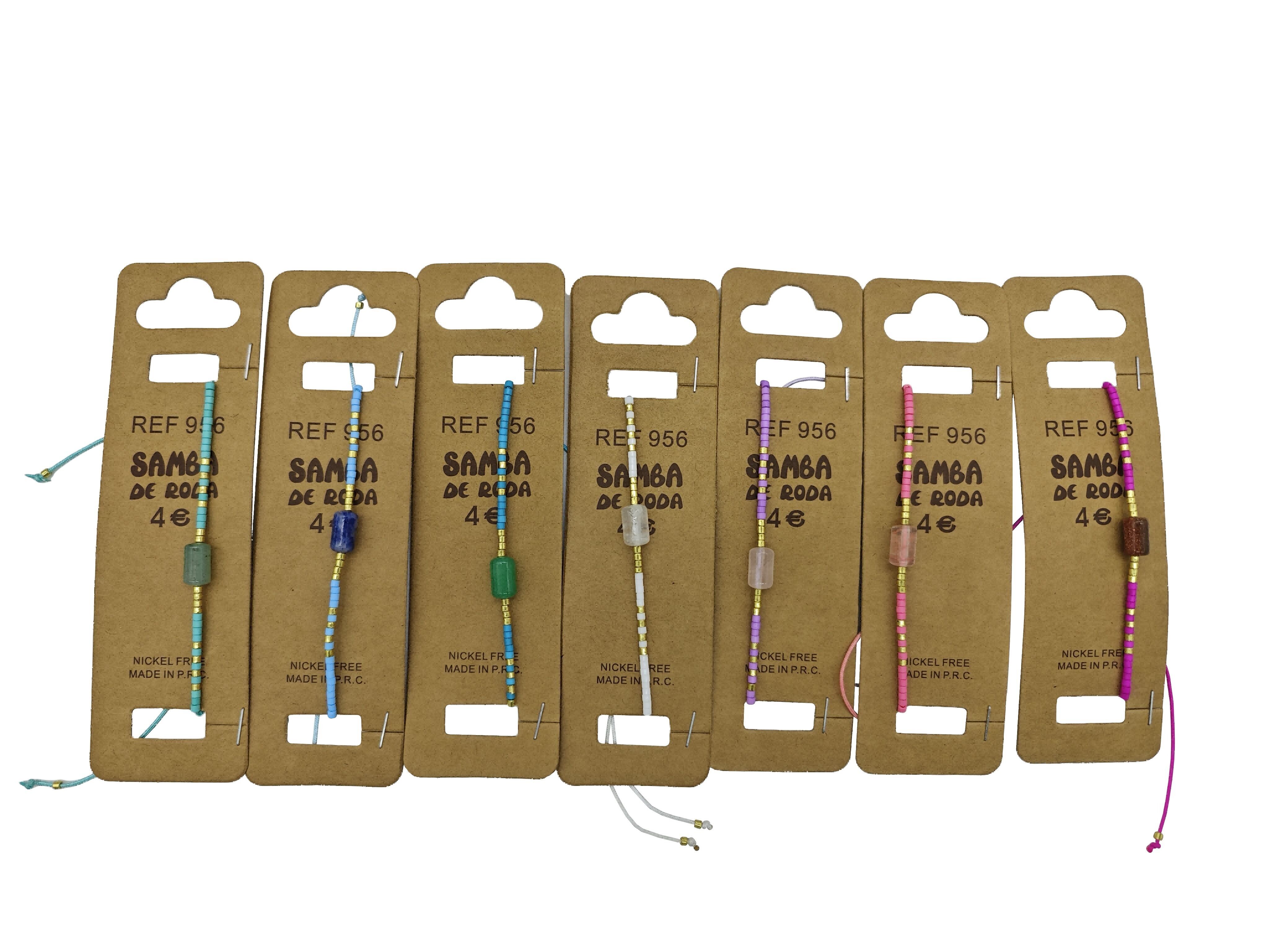 Lot von 35 Armbändern mit ausgefallenen Steinen