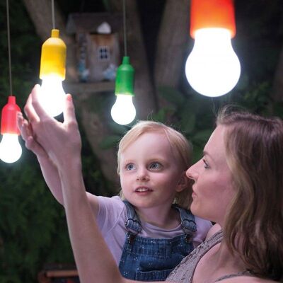 Bunte LED-Glühbirne zum Aufhängen – leuchtet mit einem Klick