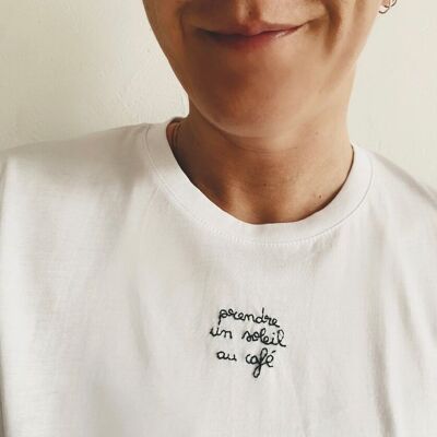 Handbesticktes T-Shirt „Habe einen Kaffee in der Sonne“