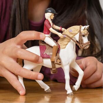Schleich - Figurines Horse Club Sofia & Blossom :  15,5 x 5 x 18 cm - Univers Horse Club - Contient : 1 fillette, 1 cheval, 1 bombe, 1 selle, 1 bride avec rênes, 1 bracelet - Réf : 42540 6