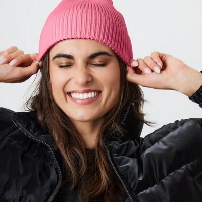 Bonnet tricoté recyclé en rose