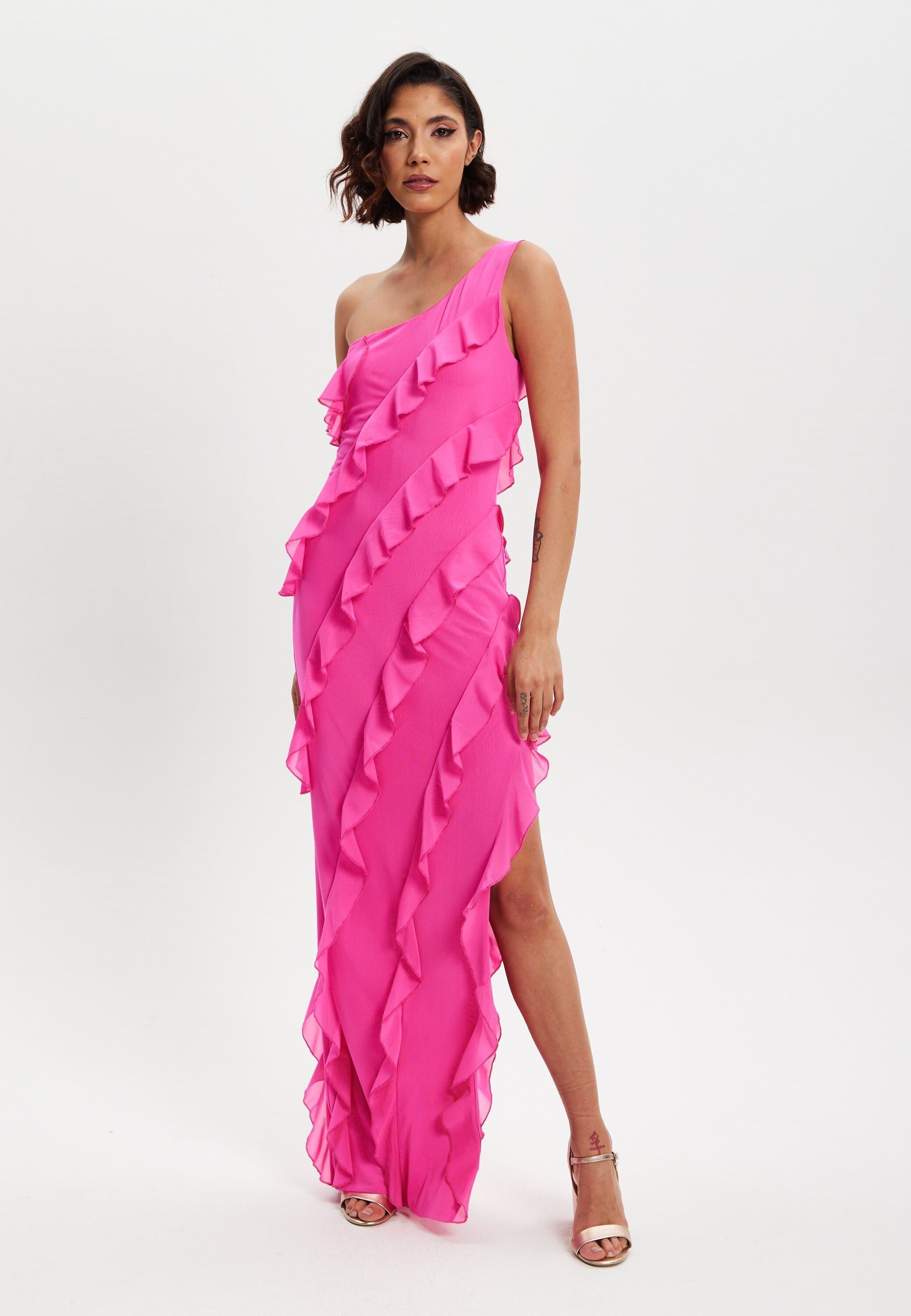 Liquorish – Maxikleid aus Netzstoff mit Diagonalrüschen und One-Shoulder-Träger in Rosa