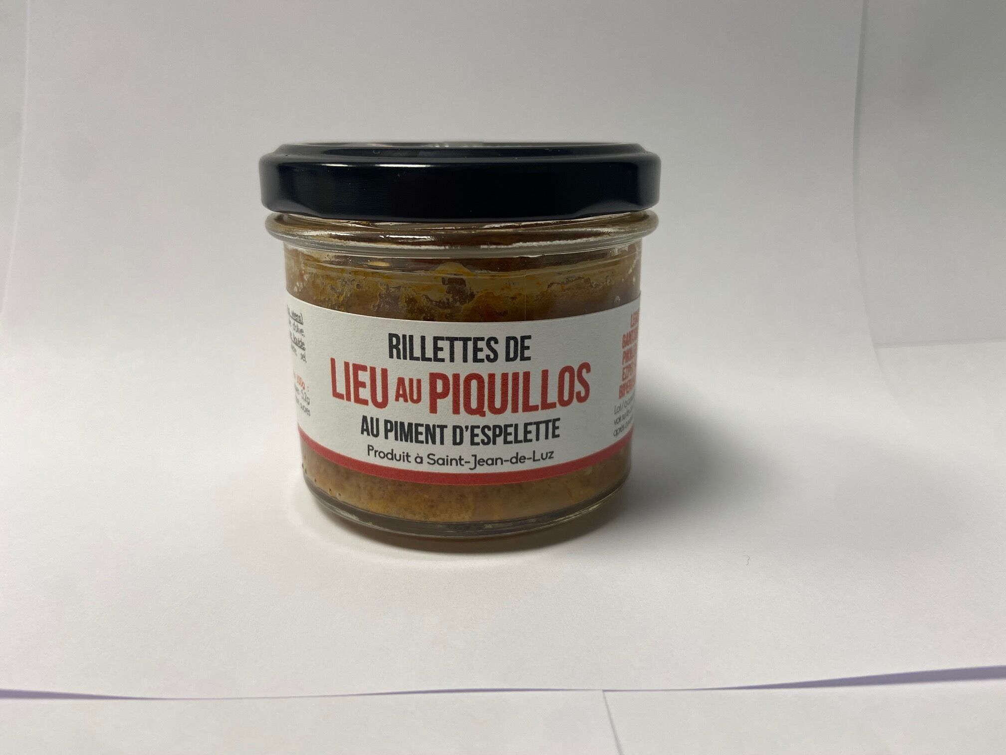 Rillettes mit Piquillos und Espelette-Pfeffer anrichten