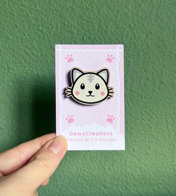 Pin's en bois kawaii avec chat gris 1