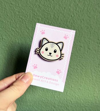 Pin's en bois kawaii avec chat gris 2