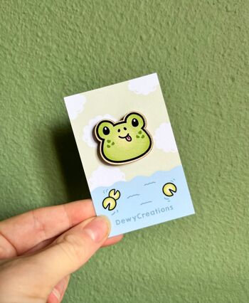 Pin's en bois kawaii avec grenouille verte 2