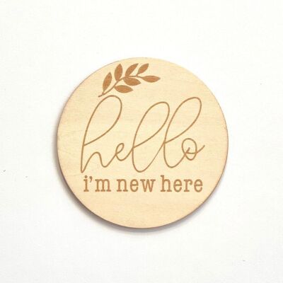 Baby-Ankündigung „Ich bin neu hier“ aus Holz mit graviertem Schild