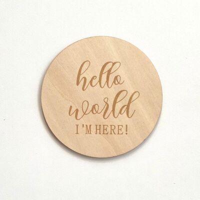 Baby-Ankündigung aus Holz „Hallo Welt, ich bin hier“ mit Gravur