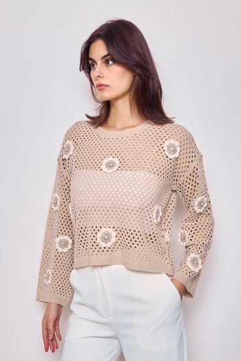 Pull en maille crochet orné de fleurs brodées - F2361 2