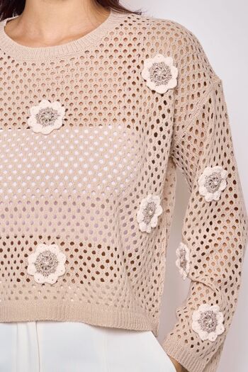Pull en maille crochet orné de fleurs brodées - F2361 4