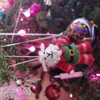 Décoration de Noël suspendue en feutre Elfie Sheep faite à la main 3