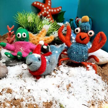 Décoration de crabe de Noël suspendue en feutre Sammy Snowcrab faite à la main 2